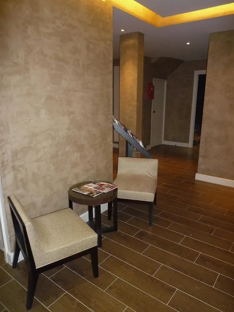 Logis 15 Montparnasse Hotel